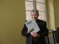 Dyrektor Henryk Krystek prezentuje numer „Winiety” wydawanej przez Bibliotekę Raczyńskich”, w której napisano o I Forum Konserwatorów