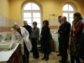 Mgr Beata Chojnik-Konopa prezentuje oczyszczanie kart papieru w kąpieli wodnej w kuwetach