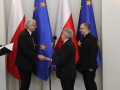 Henryk Krystek (dyrektor AP w Poznaniu) wraz z ks. dr Michałem Sołomieniukiem odbierają certyfikat UNESCO z rąk prof. Jacka Purchły
