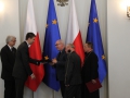 Certyfikat UNESCO z rąk Naczelnego Dyrektora dr W. Woźniaka odbiera ks. prof. Jacek Urban - dyrektor Archiwum i Biblioteki Krakowskiej Kapituły Katedralnej