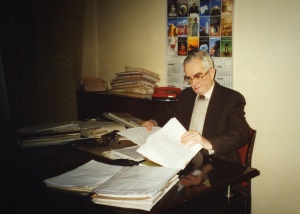 Prof Stanisław Nawrocki podczas pracy biurowej